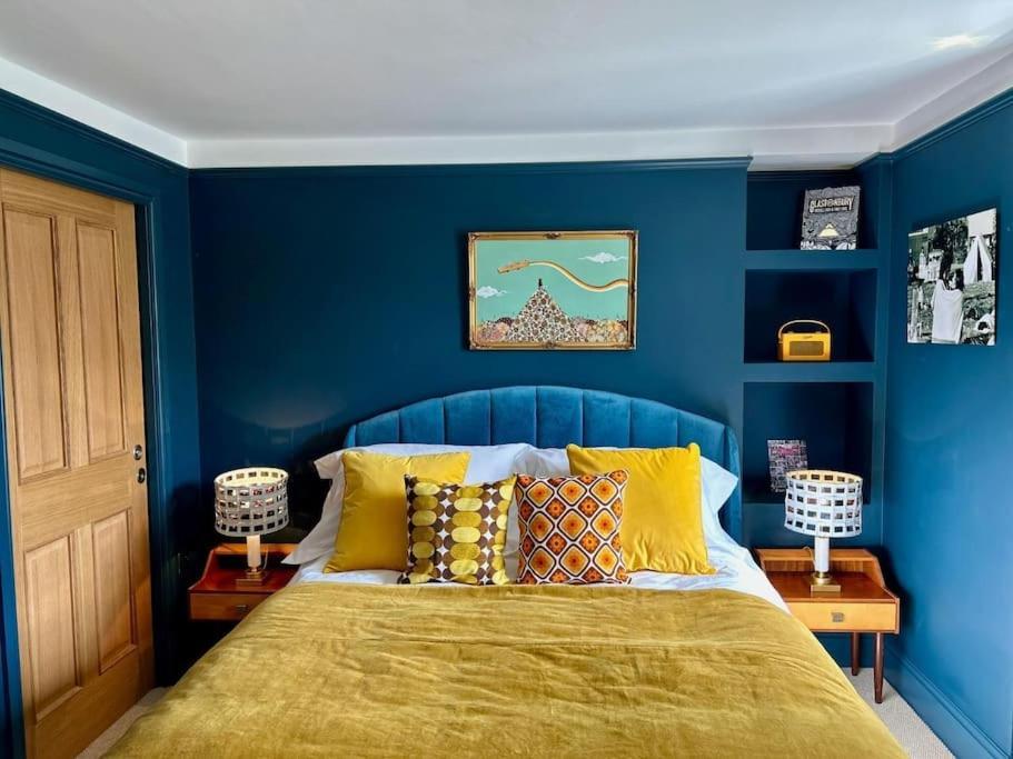 Stylish Retro Hotel Room Above Pub Shepton Mallet Exteriör bild